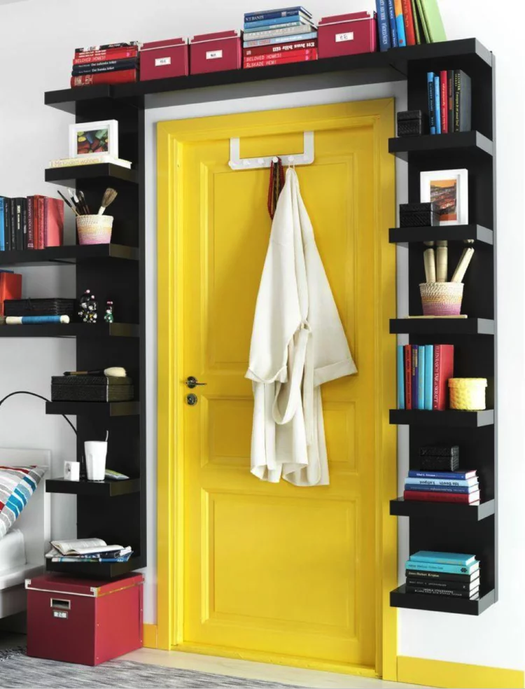 Ikea Regale originelle Stauraum Ideen offenes Regal aus schwarzem Holz um die Zimmertür