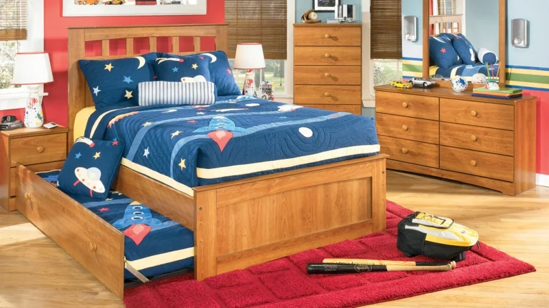 praktische Möbel aus Massivholz im Kinderzimmer für Jungs Bettwäsche in Marineblau