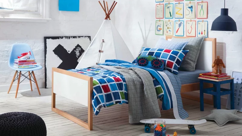 Kinderzimmer für Jungs praktische Kindermöbel Wanddeko bunte Kinderbettwäsche
