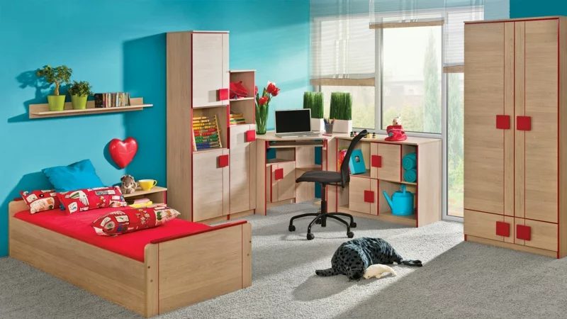 Kinderzimmer für Jungs Wandfarbe Blau rote Kinderbettwäsche praktische Möbel aus hellem Holz