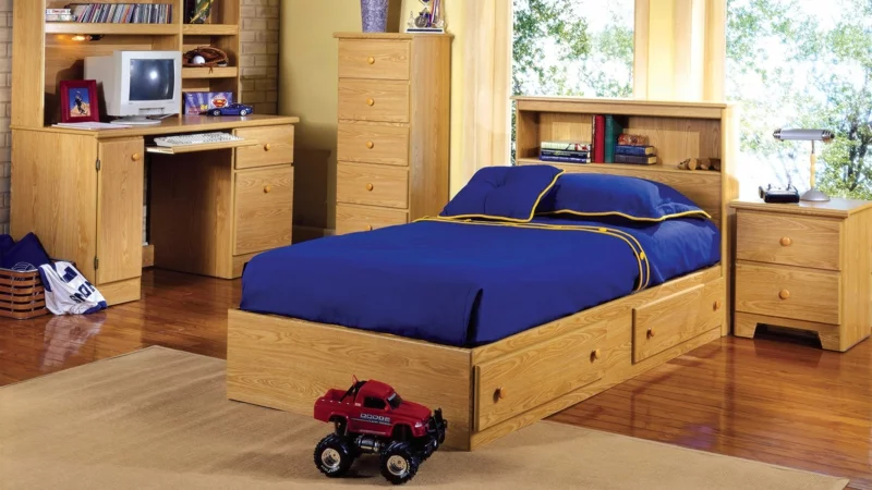 helles Holz und marineblaue Bettwäsche im Kinderzimmer für Jungs praktische Kindermöbel 