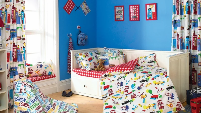 Kinderzimmer für Jungs Ideen Einrichtungsbeispiele Wandfarbe Blau bunt gemusterte Bettwäsche