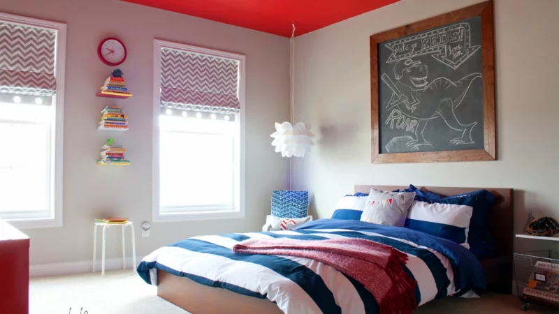 Kinderzimmer für Jungs Ideen schwaze Wandtafel helle Wände großes Bett