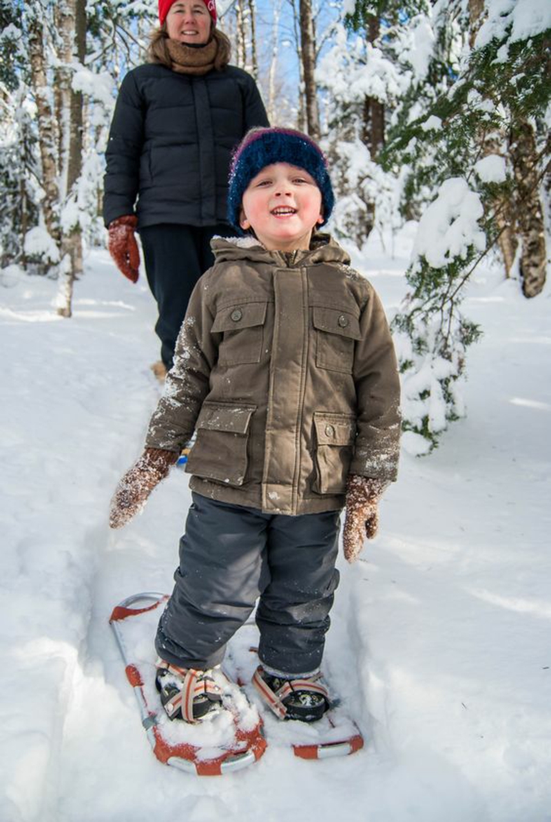 Schneeschuhe Kinder wandern im Schnee Winterurlaub
