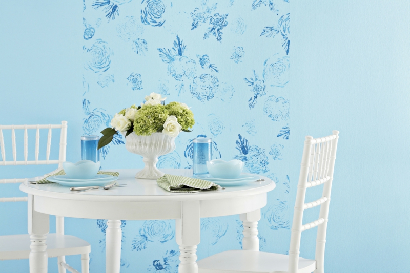 Wandfarben Ideen blaue Wandfarbe Esszimmer Blumenmuster erstellen