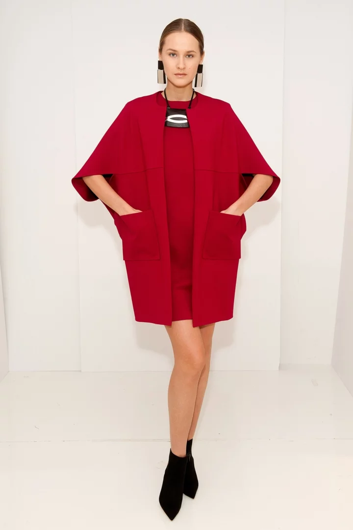 aktuelle Strickmode roter Damenpullover Weste Kleid
