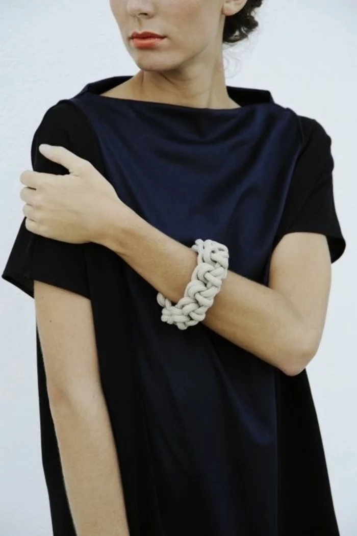 aktuelle modetrends frauenaccessoires armband kleid
