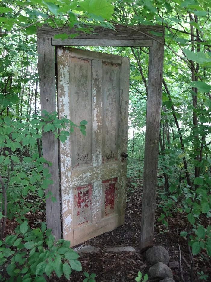alte Haustüren Holz in der freien Natur DIY Ideen