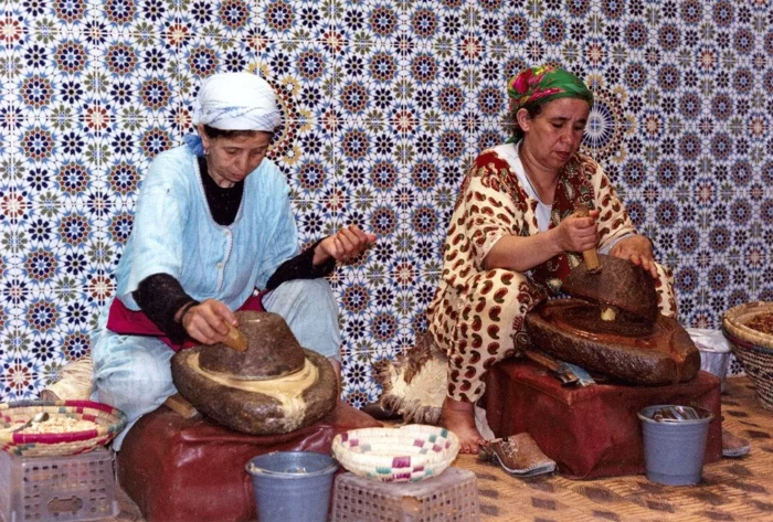 arganöl wertvoles öl gesund traditionelle ölgewinnung frauen marokko