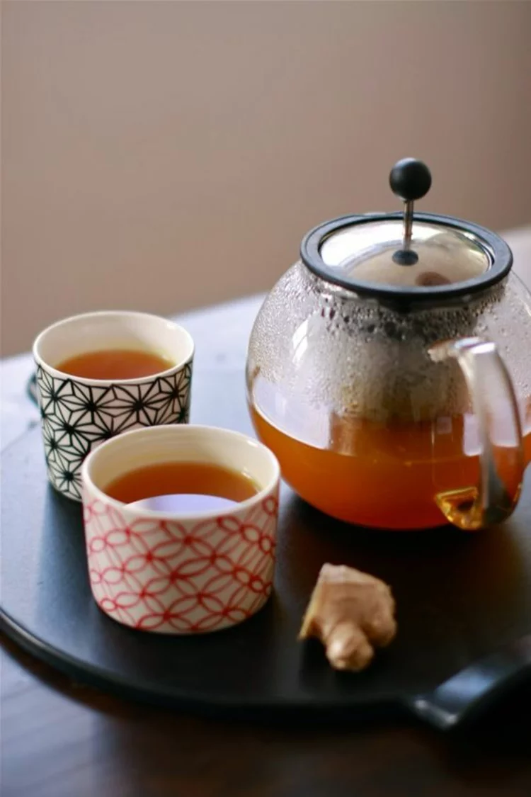 asiatischer Einfluss und indische Küche Kurkuma Tee zubereiten