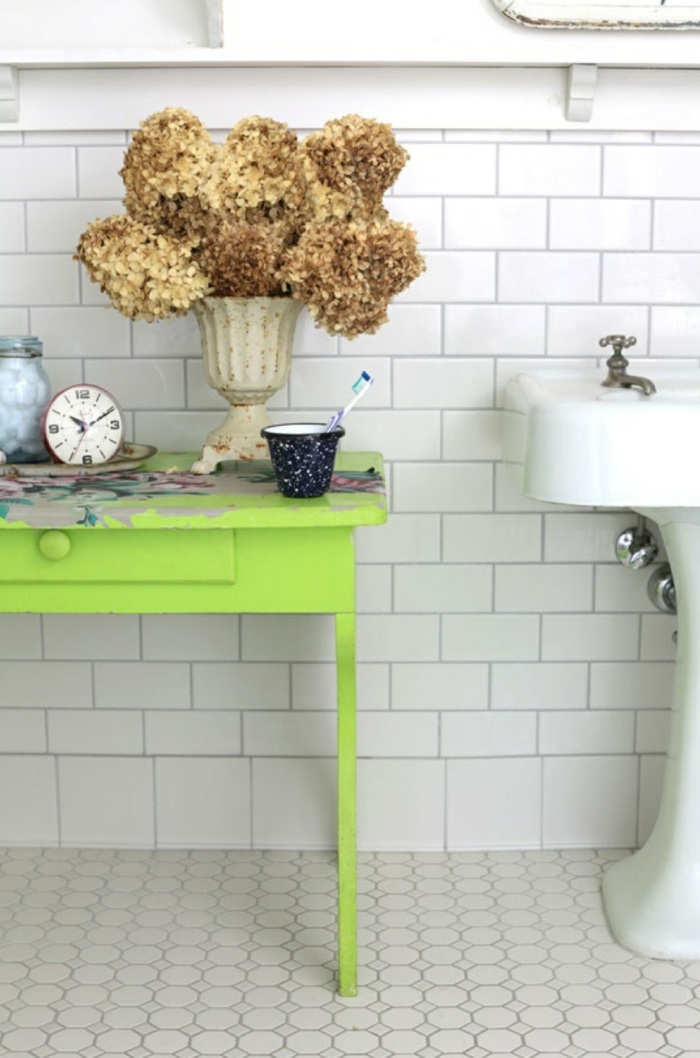 badefliesen weiß grüner beistelltisch bodenbelag badezimmer