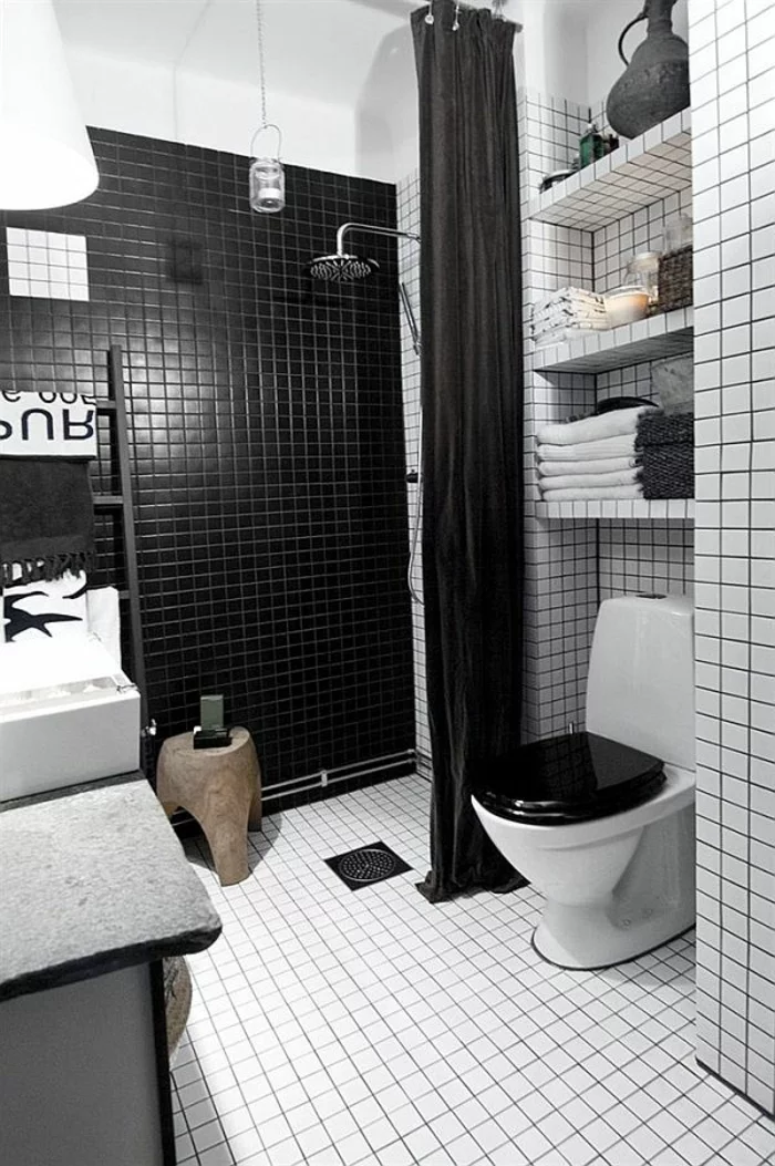 Wandfliesen in Schwarz und Weiß, weißer Boden und schwarzer Duschvorhang