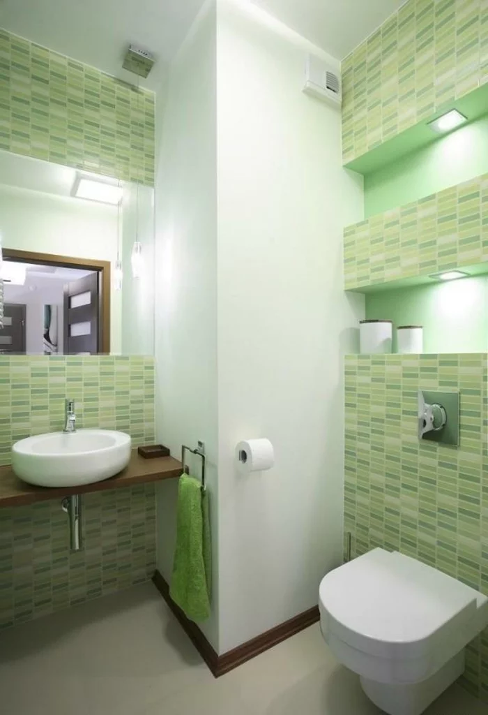 kleines Bad mit grünen Mosaikfliesen 