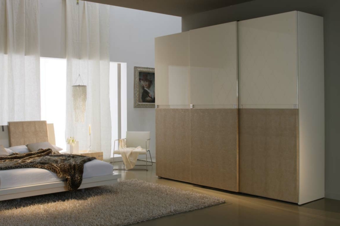 kleiderschrank schiebetüren minimalistisch beige luftige gardinen wohnideen schlafzimmer