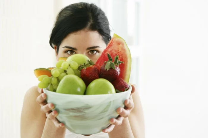 bewusste ernährung frische früchte essen