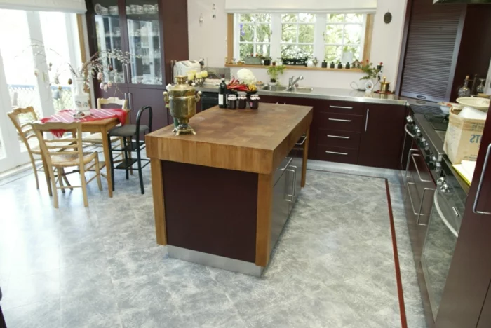 bodenbelag küche korkboden holzmöbel braune möbel