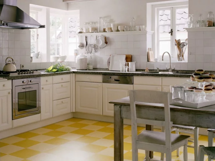 bodenbelag küche linoleum farbig weiße küchenschränke rustikaler esstisch