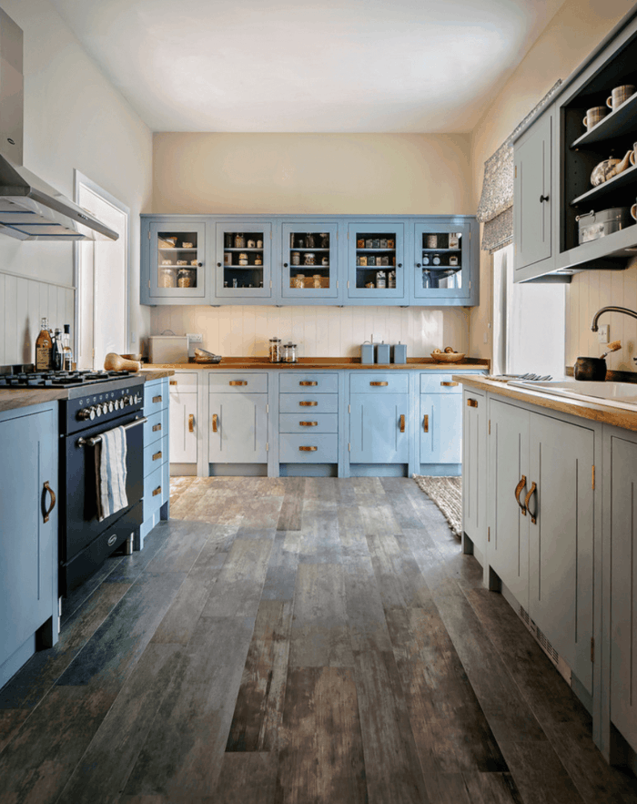design bodenbelag küche holzboden hellblaue küchenschränke