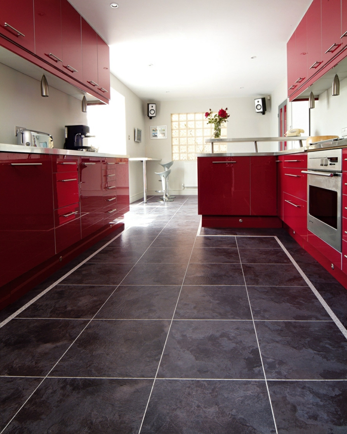 design bodenbelag vinyl bodenfliesen küche rote küchenschränke