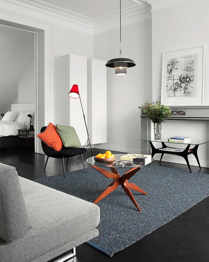 design bodenbelag wohnzimmer einrichten dunkler boden grauer teppich farbige akzente