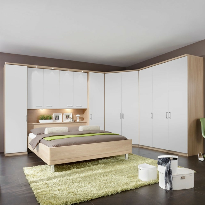 design kleiderschrank eckkleiderschrank massiv wohnideen schlafzimmer grüner teppich leuchten