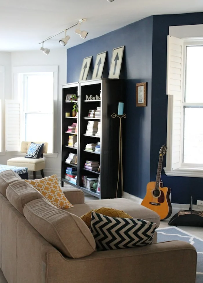einrichtungsideen wohnzimmer blaue akzentwand dekokissen muster