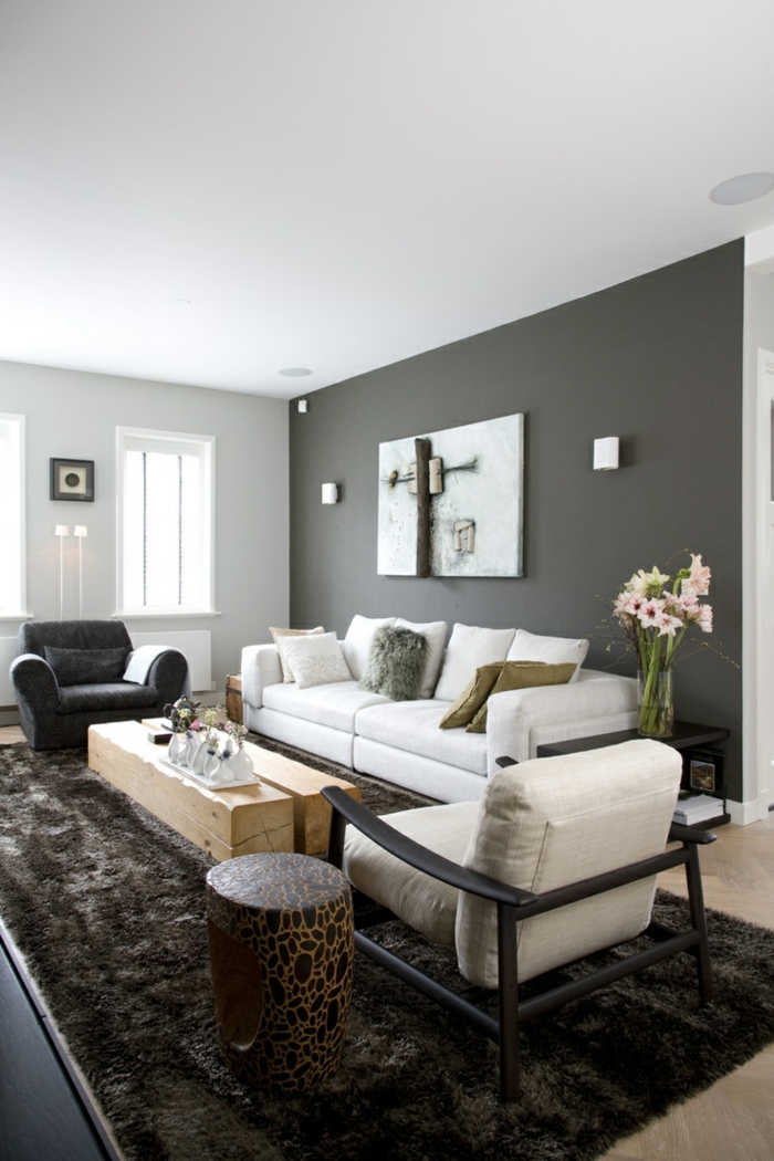einrichtungsideen wohnzimmer graue akzentwand fellteppich weiße möbel rustikaler couchtisch