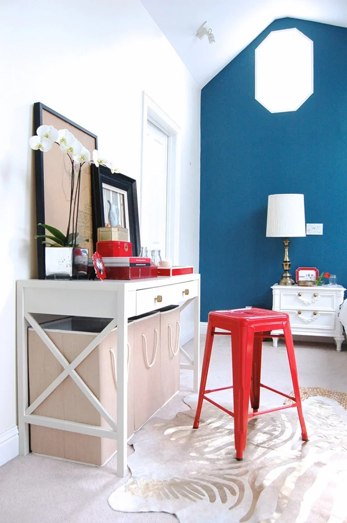 farbgestaltung wohnzimmer wandgestaltung wanddesign blau rot