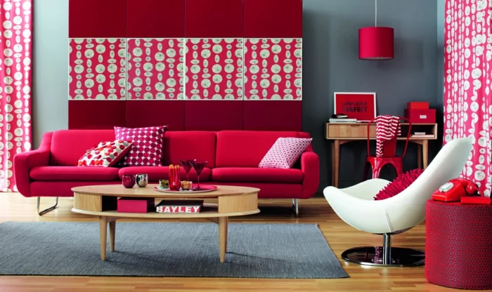 farbgestaltung wohnzimmer wandgestaltung wanddesign rot erdbeer