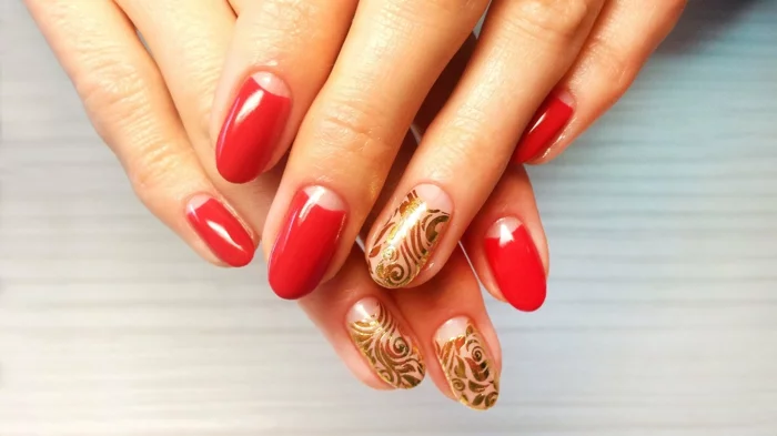 fingernägel design gelnägel nagellack rot gold florale muster