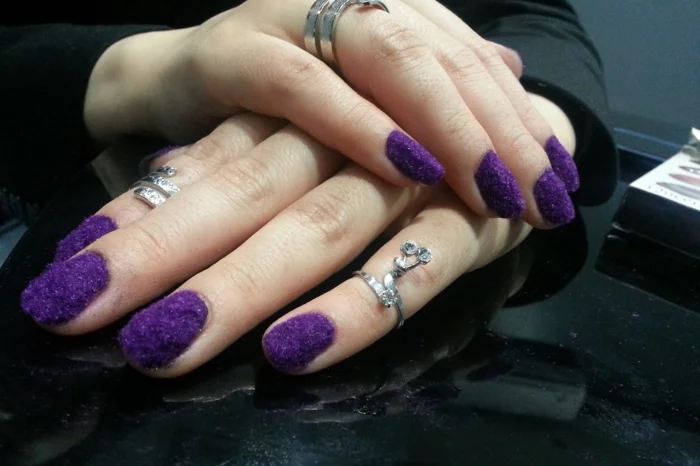 fingernägel design haarige nägel haarige nailart lila nageldesign