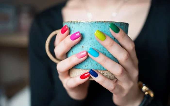 fingernägel design nagellack bunte farben warme töne kalte farbtöne nageldesigns