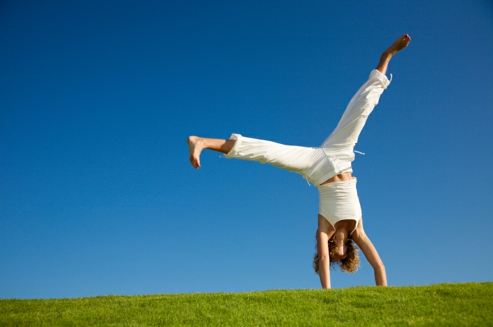 gesunde ernährung- wasser frische luft grünes gras blauer himmel sport treiben