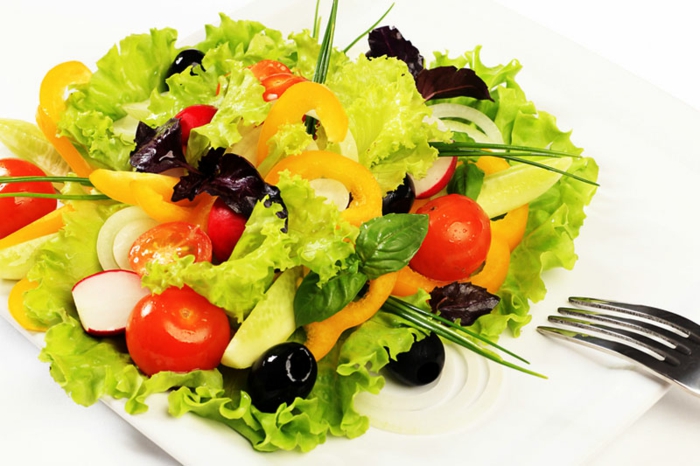 gesunde-ernährung-plan-wasser frische salate gemüse kräuter tomaten paprika zwiebeln oliven basilikum