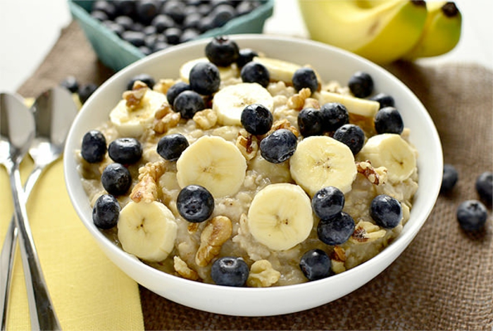 gesunde ernährung plan wasser frühstück haferflocken blaubeeren bananen