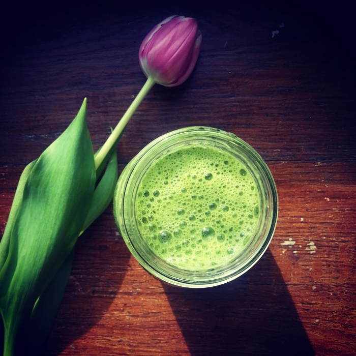 gesunde ernährung plan wasser grüne smoothies violette tulpe