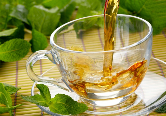 gesunde ernährung plan wasser tee trinken frische minze
