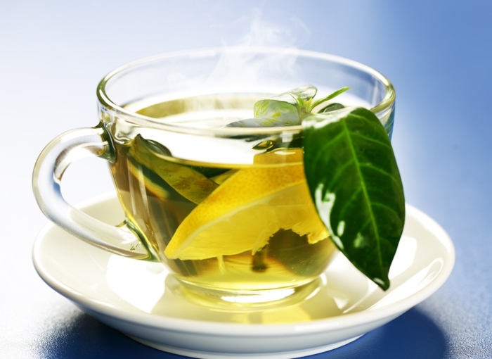 gesunde ernährung plan wasser trinken wasserhaushalt grüner tee zitrone 
