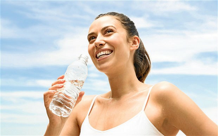 gesunde ernährung plan wasser trinken wasserhaushalt gesunder körper sport treiben