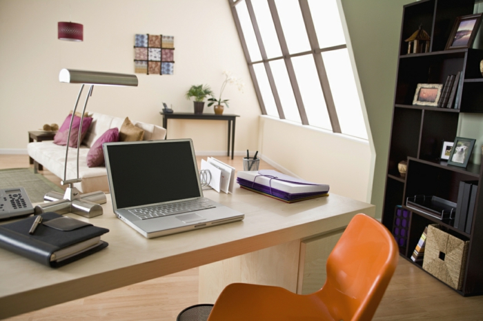 home office einrichten schreibtisch plastikstuhl tischlampe chrom laptop