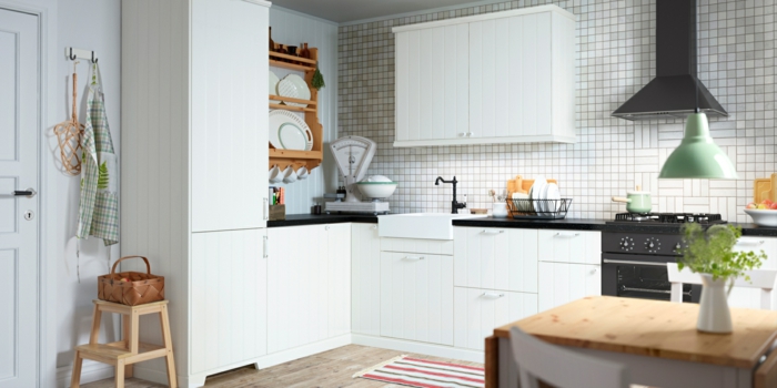 ikea küchenmöbel tritthocker holz kücheneinrichtung mosaikwandfliesen weiß