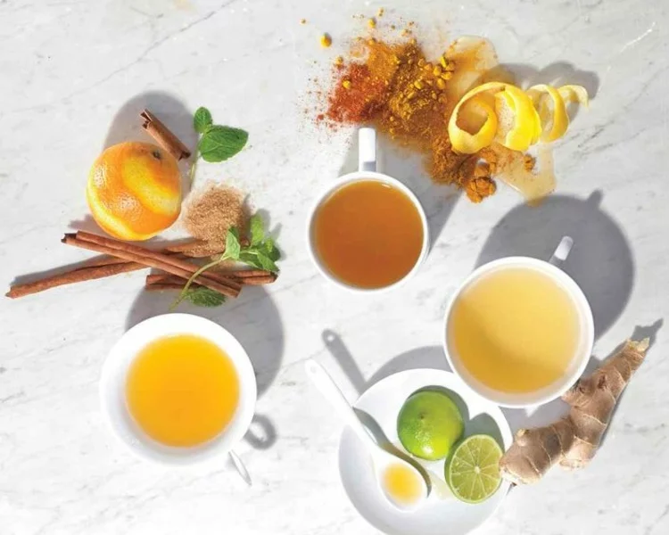 indische Gewürzmischung Ingwer Kurkuma Tee mit Zitrone und Honig