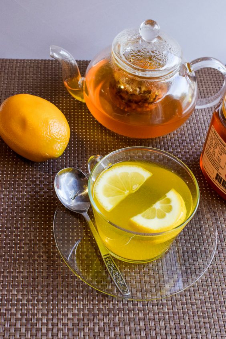indische Gewürzmischung Kurkuma Tee mit Zitrone