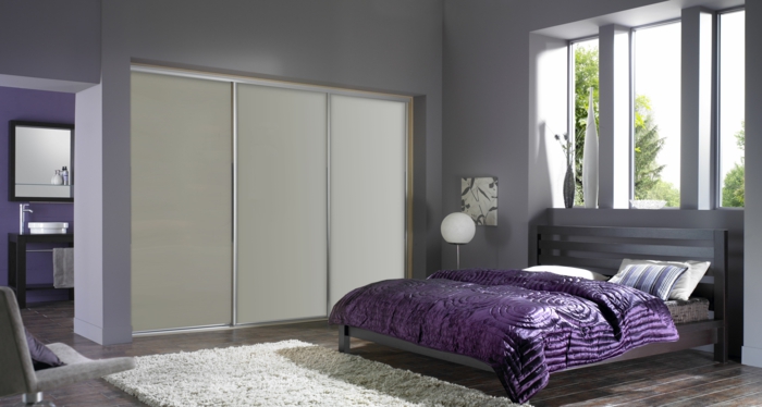 kleiderschrank design lila akzente graue wände wohnideen schlafzimmer