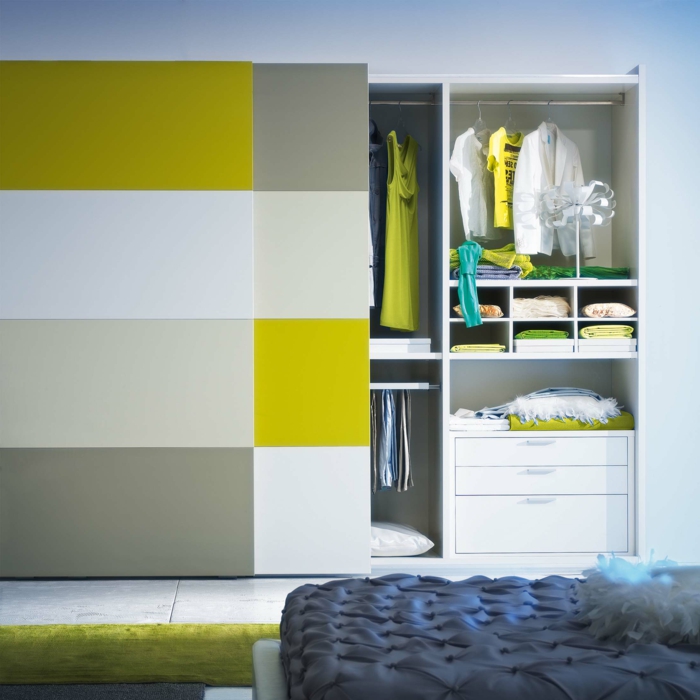 kleiderschrank design schiebetüren farbig modernes schlafzimmer