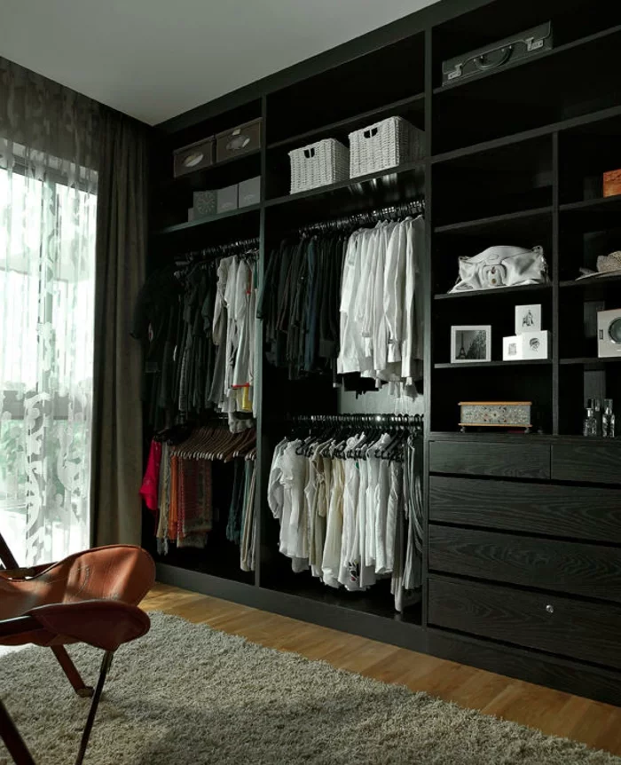 kleiderschrank design schwarz offen beiger teppich