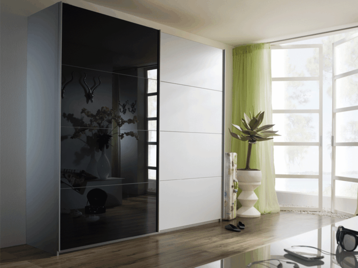 kleiderschrank design schwarz weiß spiegeloberfläche wohnideen schlafzimmer pflanze