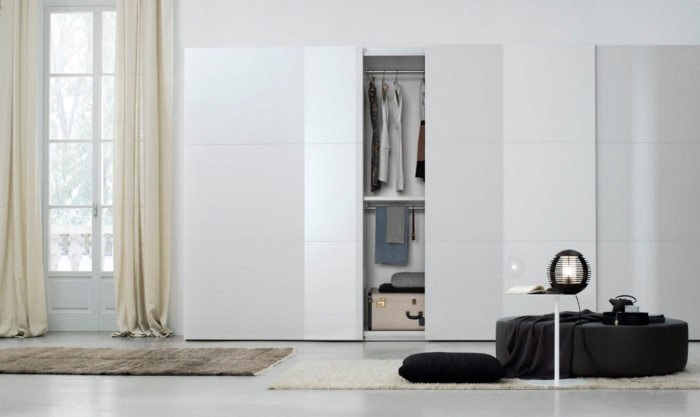 kleiderschrank design weiß modern wohnideen schlafzimmer lange gardinen teppichläufer