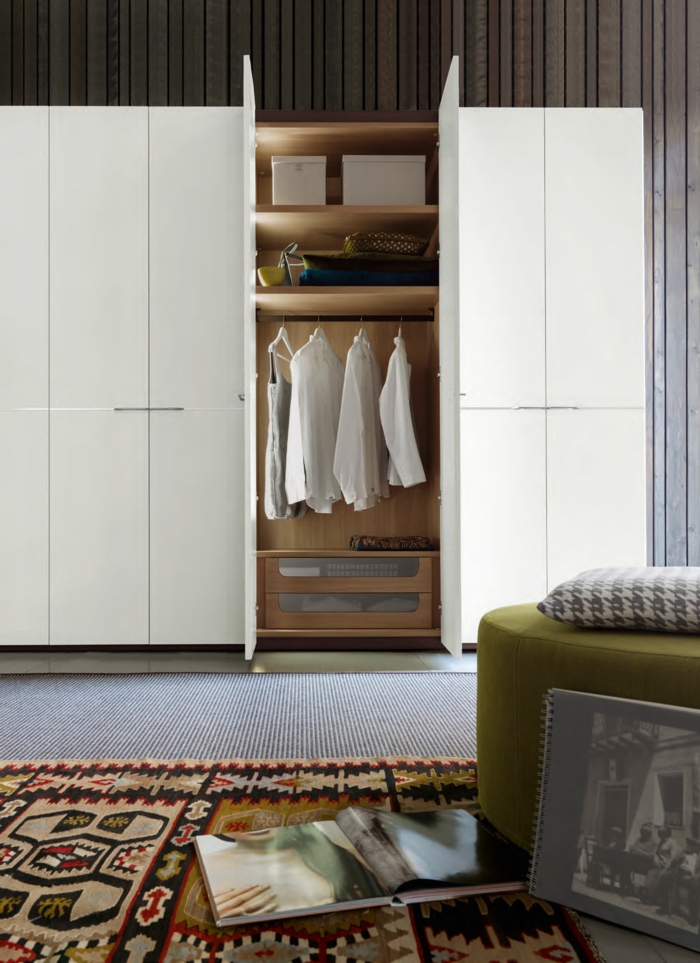 kleiderschrank weiß modern elegant farbiger teppichläufer schlafzimmer gestalten