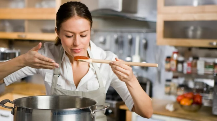 kochtipps frau kochend küche lifestyle